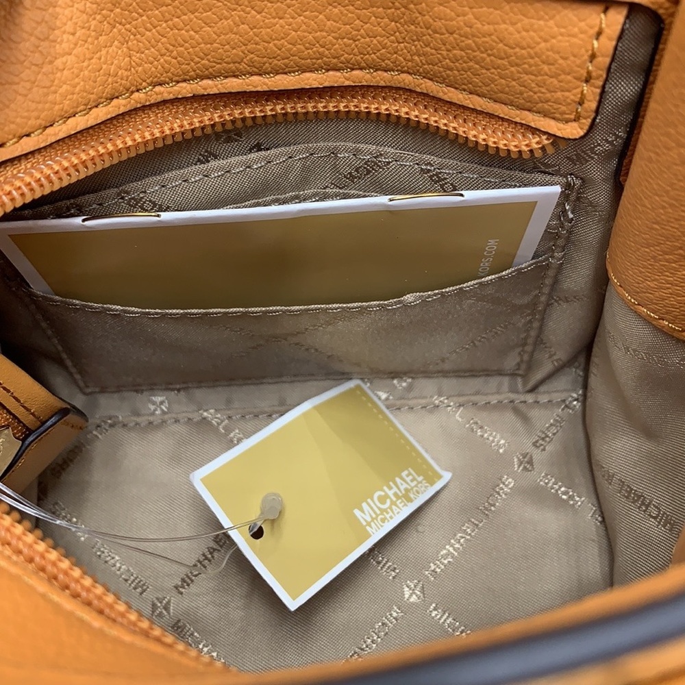Michael Kors Hamilton Small
Satchel Crossbody Croc Embossed CIDER
COLOR - Picture 3 of 6
